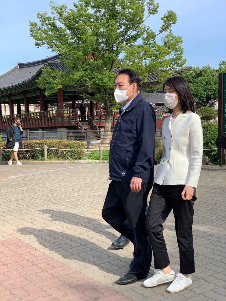 [서울=뉴시스] 김선웅 기자 = 윤석열 대통령과 부인 김건희 여사가 14일 서울 중구 남산골한옥마을에서 산책을 하고 있다. (사진=독자 제공) 2022.05.14. photo@newsis.com *재판매 및 DB 금지