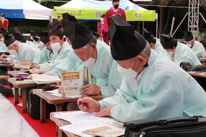 '제28회 도산별과대전' 재현 행사에서 과거시험을 치르고 있다. (사진=안동시 제공) *재판매 및 DB 금지