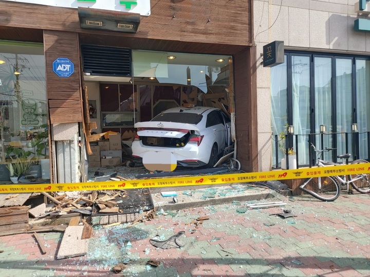 [포항=뉴시스] 이바름 기자 = 15일 오전 8시47분께 경북 포항시 북구 죽도동 고속버스터미널 인근 상가로 승용차가 돌진해 가게 안에 있던 3명 등 7명이 다쳤다.(사진=포항북부소방서 제공) 2022.05.15. photo@newsis.com *재판매 및 DB 금지