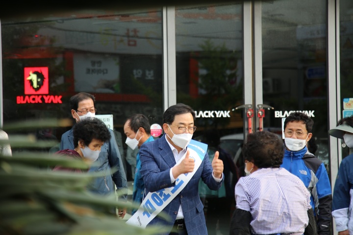 [창원=뉴시스] 강경국 기자 = 더불어민주당 허성무 경남 창원시장 후보가 일요일인 15일 새벽 신마산 번개시장을 찾아 상인과 시민들에게 인사를 하고 있다. (사진=허성무 후보 제공). 2022.05.15. photo@newsis.com *재판매 및 DB 금지