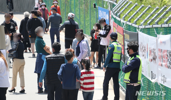 [양산=뉴시스] 차용현 기자 = 15일 오전 경남 양산시 하북면 평산마을 문재인 전 대통령 사저 인근 도로를 시민들이 걸어가고 있다. 2022.05.15. con@newsis.com 