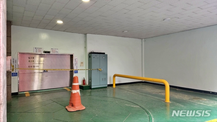 [대구=뉴시스] 이지연 기자 = 지난 7일 대구 북구 관음동의 한 상가건물에 수리 중인 기계식 주차장에서 20대 여성 운전자가 지하4층으로 추락해 사망하는 사건이 발생했다. 경찰조사 중인 해당 시설에 출입금지 라인이 설치돼 있다. 2022.05.13. ljy@newsis.com 
