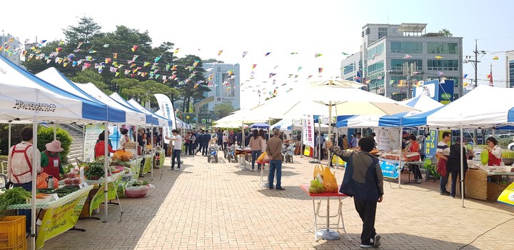 [포항=뉴시스] 강진구 기자 = 경북 포항시는 오는 5월 21일부터 10월 29일까지 매주 토요일마다 철길숲 한터장터(대잠 고가교 아래)에서 ‘영일만친구들 사랑장터’를 개장한다고 15일 밝혔다.사진은 지난 번 직거래장터 전경.(사진=포항시 제공) 2022.05.15.photo@newsis.com *재판매 및 DB 금지