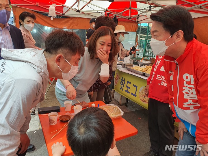 [성남=뉴시스]안철수 후보가 성남시의 한 아파트에서 연 '알뜰장터'를 방문해 주민들의 인사를 나누고 있다.