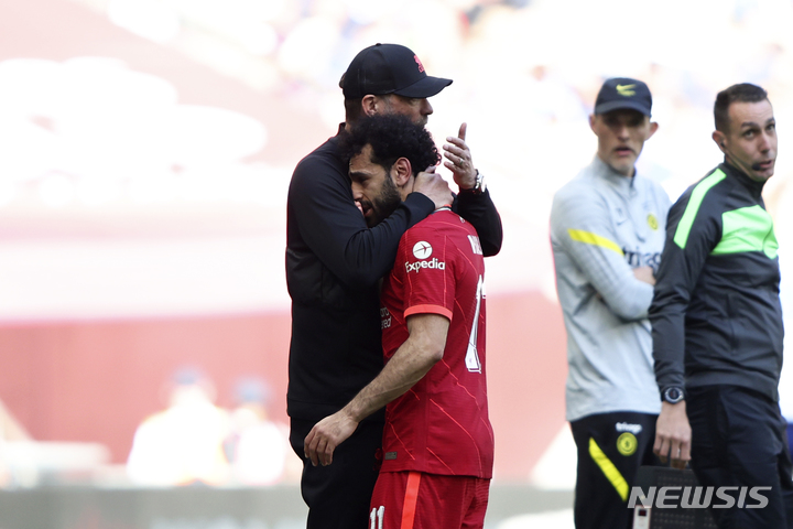 [런던=AP/뉴시스] 리버풀의 모하메드 살라(오른쪽)가 15일(한국시간) 영국 런던 웸블리 스타디움에서 열린 첼시와 2021~22 FA컵 결승전에서 부상으로 전반 31분 교체 아웃된 뒤 위르겐 클롭 감독의 위로를 받고 있다. 2022.05.15.