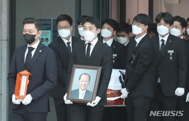 [서울=뉴시스] 권창회 기자 = 15일 오전 서울 송파구 서울아산병원 장례식장에서 故 구자학 아워홈 회장 영결식이 엄수되고 있다. 2022.05.15. kch0523@newsis.com