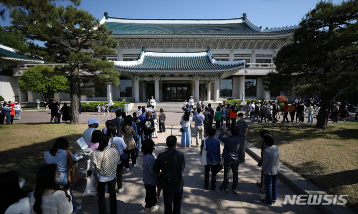 [서울=뉴시스] 백동현 기자 = 청와대 개방 첫 주말인 15일 오전 서울 종로구 청와대에서 시민들이 본관 앞에서 기념촬영을 하고 있다. 2022.05.15. livertrent@newsis.com