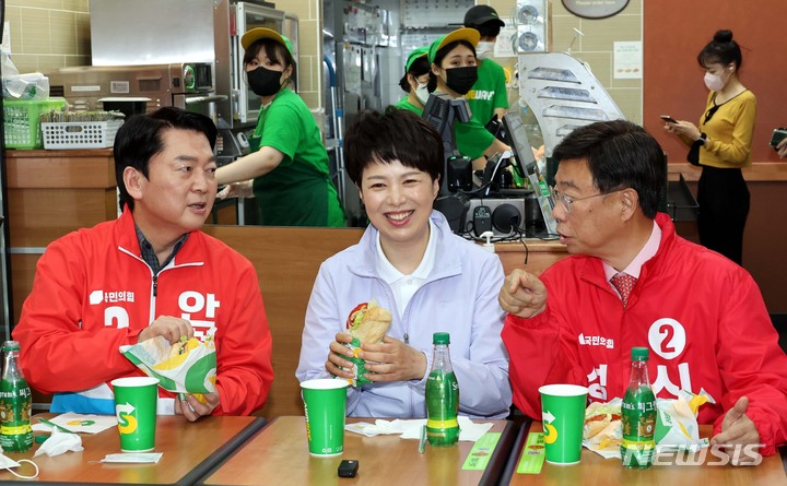 [성남=뉴시스] 국회사진기자단 = 국민의힘 안철수 성남 분당갑 후보와 김은혜 경기도지사 후보, 신상진 성남시장 후보가 15일 오후 경기도 성남시 분당구 한 식당에서 열린 ‘김은혜·안철수·신상진의 도.시.락(경기도와 성남시가 함께 즐거운 도시락 오찬)' 회동을 하고 있다. 2022.05.15. photo@newsis.com