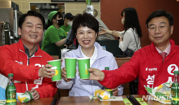 [성남=뉴시스] 국회사진기자단 = 국민의힘 안철수 성남 분당갑 후보와 김은혜 경기도지사 후보, 신상진 성남시장 후보가 15일 오후 경기도 성남시 분당구 한 식당에서 열린 ‘김은혜·안철수·신상진의 도.시.락(경기도와 성남시가 함께 즐거운 도시락 오찬)' 회동을 하고 있다. 2022.05.15. photo@newsis.com