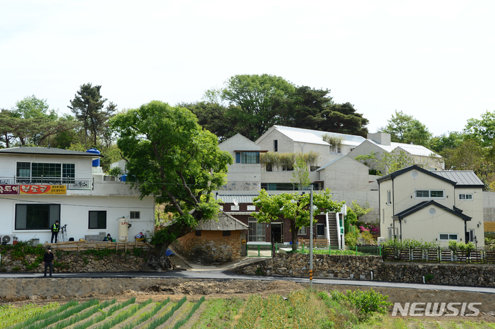 [양산=뉴시스] 차용현 기자 = 15일 오전 경남 양산시 하북면 평산마을 문재인 전 대통령 사저에 쳐졌던 가림막이 설치 하루만에 치워져 있다. 2022.05.15. con@newsis.com