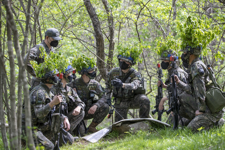 [서울=뉴시스] 추상철 기자 = 육군은 지난 9일부터 오는 20일까지 강원 인제군 육군과학화전투훈련단에서 신임장교 KCTC 훈련을 하고 있다. 신임장들이 명령하달을 하고 있다. (사진=육군 제공) 2022.05.15. photo@newsis.com *재판매 및 DB 금지