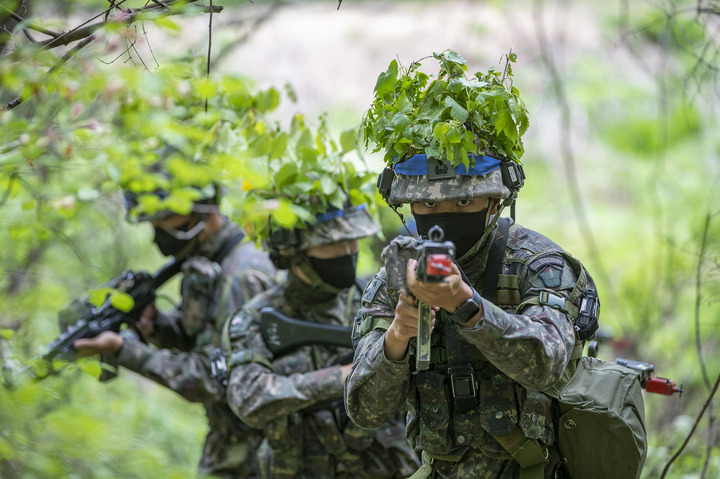 [서울=뉴시스] 추상철 기자 = 신임 장교 훈련 모습. (사진=육군 제공) 2022.05.15. photo@newsis.com *재판매 및 DB 금지