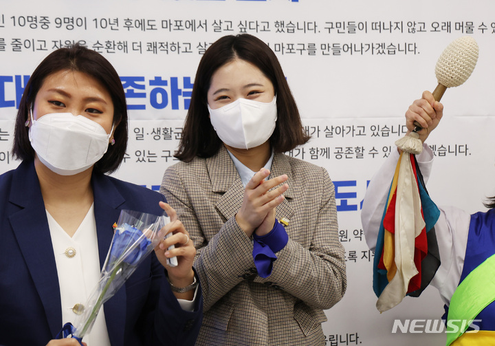 [서울=뉴시스] 국회사진기자단 = 박지현 더불어민주당 공동비상대책위원장이 15일 서울 마포구 차해영 더불어민주당 마포구의원 후보 선거사무소에서 열린 개소식에 참석하고 있다. 2022.05.15. photo@newsis.com