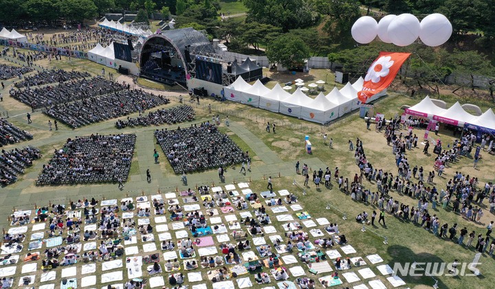 [서울=뉴시스] 백동현 기자 = 맑은 날씨를 보인 15일 오후 서울 송파구 올림픽공원 88잔디마당에서 열린 '뷰티풀 민트 라이프 2022'를 찾은 시민들이 축제를 즐기고 있다. 2022.05.15. livertrent@newsis.com