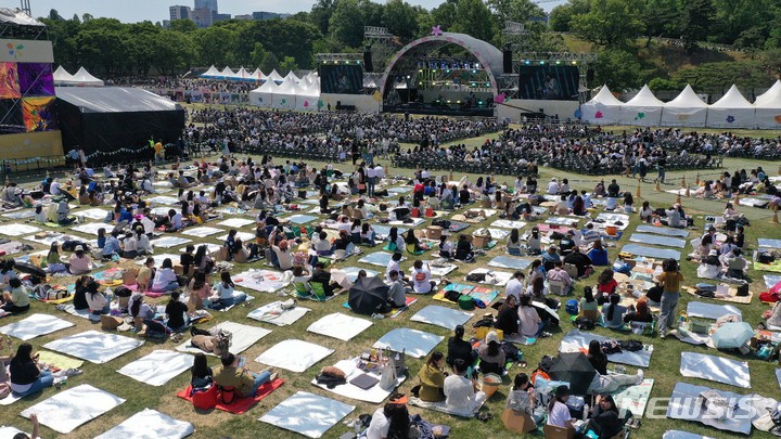[서울=뉴시스] 백동현 기자 = 맑은 날씨를 보인 15일 오후 서울 송파구 올림픽공원 88잔디마당에서 열린 '뷰티풀 민트 라이프 2022'를 찾은 시민들이 축제를 즐기고 있다. 2022.05.15. livertrent@newsis.com
