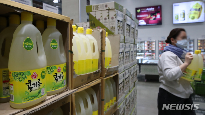 [서울=뉴시스] 권창회 기자 = 최대 해바라기유 수출국이던 우크라이나에서 전쟁이 나면서 생산과 수출길이 막혀 식용유 가격이 급등했다. 한국소비자원 가격정보 종합포털 참가격에 따르면 오뚜기 콩기름(900mL)의 5월 평균 판매가격은 4916원으로 지난해 같은 기간(3674원)보다 33.8% 올랐다. 같은 기간 해표 식용유(900mL)는 4071원에서 4477원으로 상승했다. 15일 오전 서울시내 창고형 대형마트에서 고객들이 식용유를 고르고 있다. 2022.05.15. kch0523@newsis.com