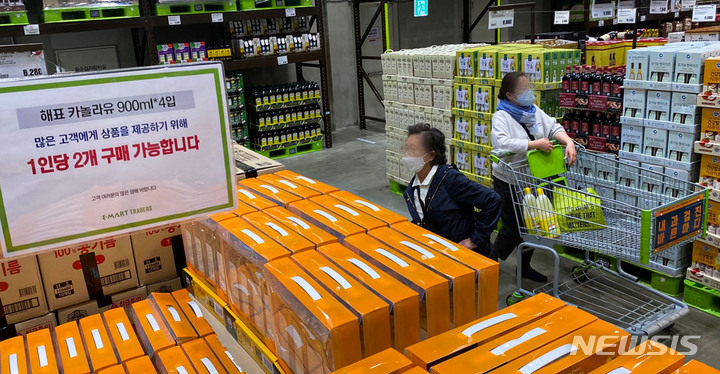 [서울=뉴시스] 권창회 기자 = 최대 해바라기유 수출국이던 우크라이나에서 전쟁이 나면서 생산과 수출길이 막혀 식용유 가격이 급등했다. 한국소비자원 가격정보 종합포털 참가격에 따르면 오뚜기 콩기름(900mL)의 5월 평균 판매가격은 4916원으로 지난해 같은 기간(3674원)보다 33.8% 올랐다. 같은 기간 해표 식용유(900mL)는 4071원에서 4477원으로 상승했다. 15일 오전 서울시내 창고형 대형마트에 구매 수량 제한 조치 안내문이 게시돼 있다. 2022.05.15. kch0523@newsis.com