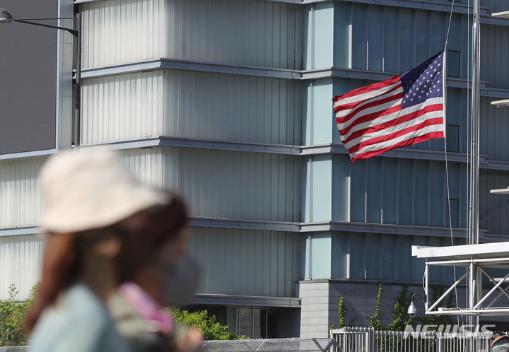 [서울=뉴시스] 배훈식 기자 = 미국 코로나19 사망자가 100만명을 넘어서며 15일 오후 서울 종로구 주한 미국대사관에 희생자들을 추모하는 조기가 결려 있다. 2022.05.15. dahora83@newsis.com