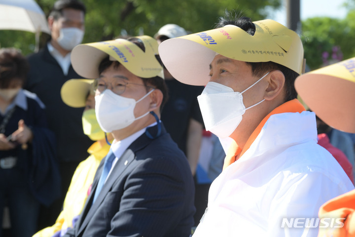 [서울=뉴시스] 김선웅 기자 = 15일 서울 영등포구 여의도한강 공원 이벤트광장에서 열린 서울특별시학원연합회 2022 학교폭력예방 캠페인에 국민의힘 오세훈 서울시장 후보(오른쪽)와 더불어민주당 송영길 서울시장 후보가 참석하고 있다. (공동취재사진) 2022.05.15. photo@newsis.com