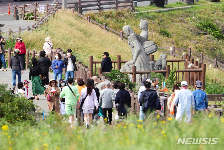 [서귀포=뉴시스] 우장호 기자 = 비교적 맑은 날씨를 보인 15일 오후 제주 서귀포시 대정읍을 찾은 관광객들이 송악산 둘레길을 걸으며 즐거운 시간을 보내고 있다. 2022.05.15. woo1223@newsis.com