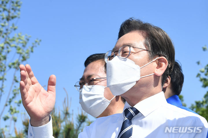 [인천=뉴시스] 국회사진기자단 = 이재명 더불어민주당 총괄선거대책위원장 겸 인천 계양을 국회의원 후보가 15일 인천시 남동구 인천대공원에서 시민들에게 인사말을 하고 있다. 왼쪽은 박남춘 더불어민주당 인천시장 후보. 2022.05.15. photo@newsis.com