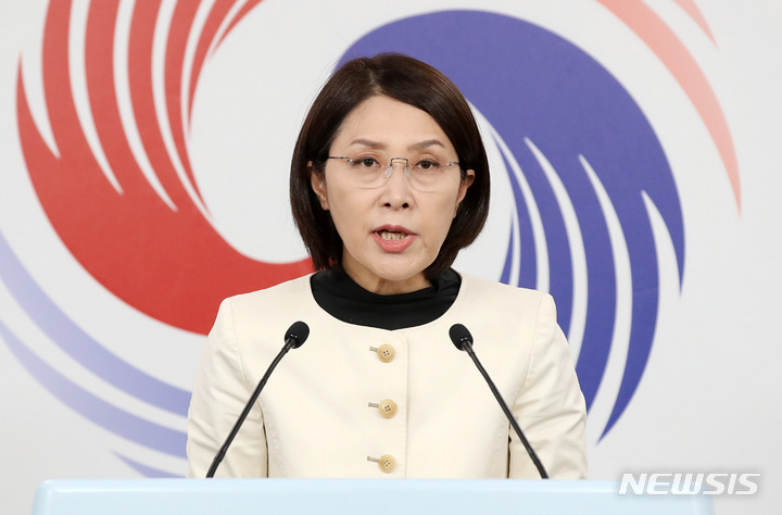 [서울=뉴시스] 전신 기자 = 강인선 대통령실 대변인이 15일 서울 용산 대통령실 브리핑장에서 "윤호중 더불어민주당 공동비대위원장이 부산시당 지방선거 후보자 회의에서 대통령 출퇴근과 관련해 주장한 내용은 사실이 아니다"라고 밝히고 있다. 2022.05.15. photo1006@newsis.com
