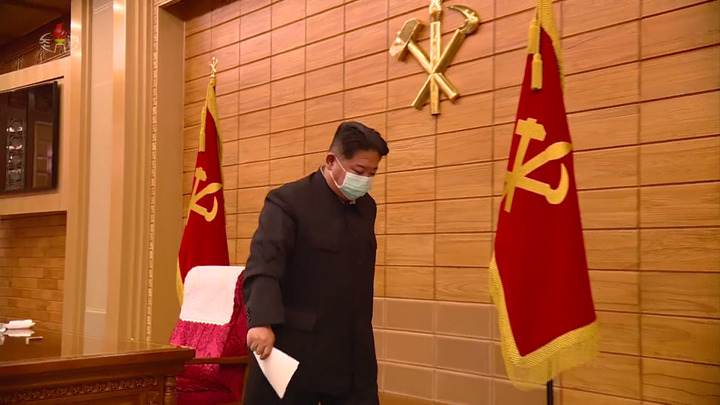 [서울=뉴시스] 북한 조선중앙TV는 김정은 북한 조선노동당 총비서 겸 국무위원장이 지난 14일 중앙위원회 정치국 협의회를 주재하고 코로나19 상황에 대한 보고를 받았다고 15일 보도했다. (사진 = 조선중앙TV 캡처) 2022.05.15. photo@newsis.com *재판매 및 DB 금지