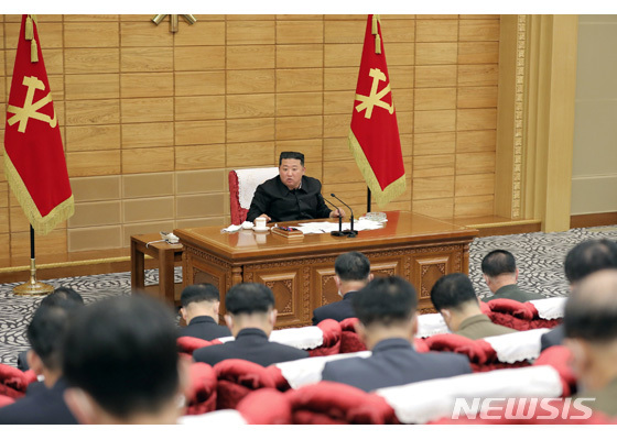 [서울=뉴시스]16일 북한 조선노동당 기관지 노동신문은 김정은 당 총비서 겸 국무위원장이 15일 당 중앙위원회 정치국 비상협의회를 지도했다고 보도했다. (사진=노동신문 홈페이지 갈무리) 2022.05.16