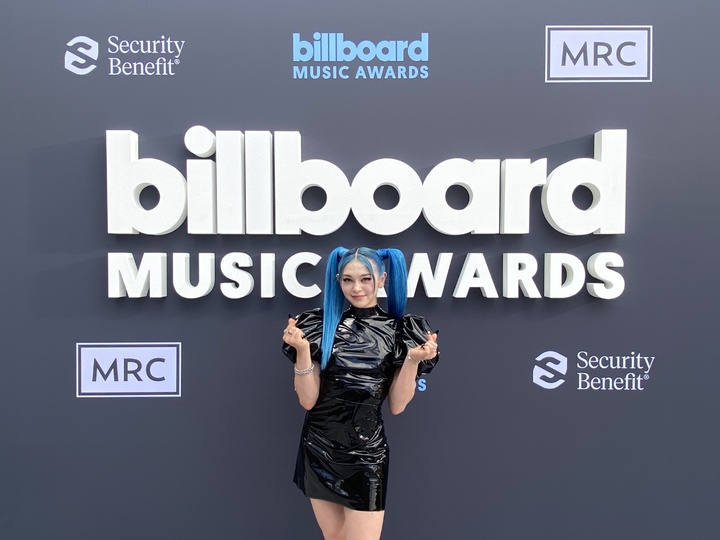 [서울=뉴시스] '빌보드 뮤직 어워즈' 포토월에 선 알렉사. 2022.05.16. (사진 =지비레이블 제공) photo@newsis.com *재판매 및 DB 금지