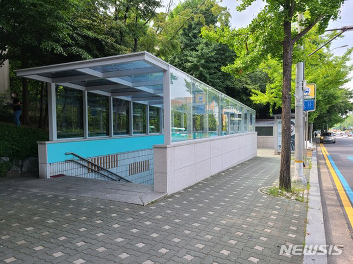 [성남=뉴시스] 지난해 설치한 미금 지하보도 캐노피