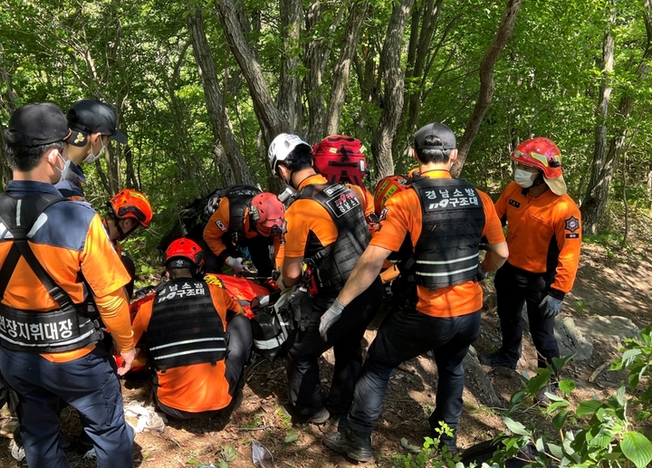 [거제=뉴시스] 신정철 기자= 16일 오전 9시께 경남 거제시 거제면 동상리 산 14번지 선자산에 화물을 운반하던 에어팰리스(화물운송회사) 소속 HL9490 헬기가 산 정상 인근에서 추락했다. 이날 오전 11시 9분께 사고지역을 수색중이던 소방구조대원들이 핼기에 탑승했다 중상을 입은 부기장과 정비사를 구조하고 있다.(사진=경남소방본부 제공).2022.05.16. photo@newsis.com *재판매 및 DB 금지