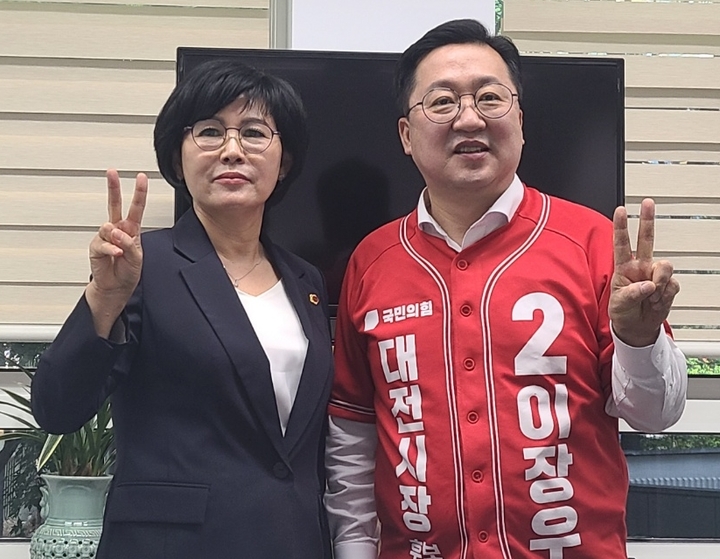 [대전=뉴시스] 조명휘 기자 = 더불어민주당을 탈당한 김인식 대전시의원이 16일 대전시의회 기자실서 회견을 열고 국민의힘 입당과 함께 이장우 대전시장 후보를 지지하겠다고 밝히고 있다. 2022.05.16. photo@newsis.com *재판매 및 DB 금지