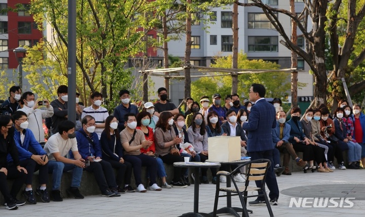 [창원=뉴시스] 강경국 기자 = 더불어민주당 허성무 경남 창원시장 후보가 지난 15일 유니시티 입주민 초청으로 단지 내 중앙공원 어울림마당에서 간담회를 갖고 있다. (사진=허성무 후보 제공). 2022.05.16. photo@newsis.com *재판매 및 DB 금지