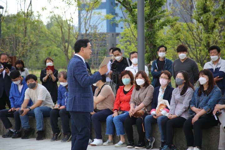 [창원=뉴시스] 강경국 기자 = 더불어민주당 허성무 경남 창원시장 후보가 지난 15일 유니시티 입주민 초청으로 단지 내 중앙공원 어울림마당에서 간담회를 갖고 있다. (사진=허성무 후보 제공). 2022.05.16. photo@newsis.com *재판매 및 DB 금지