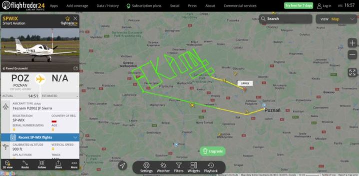 [서울=뉴시스] 지난 3월21일(현지시간) 폴란드 서부 포즈난에 있는 비행 학교 스마트 항공이 소유한 항공기가 약 3시간30분 동안 비행한 경로의 모습. '푸틴, 엿 먹어라'는 문구가 나타났다. (사진=플라이트레이더24 홈페이지 갈무리) 2022.05.16. *재판매 및 DB 금지