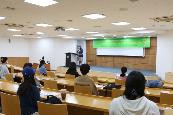 [서울=뉴시스]캐서린 레이퍼 주한 호주대사가 강의를 진행하고 있다. 사진 성신여대 *재판매 및 DB 금지
