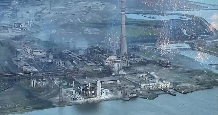 우크라이나는 15일 러시아군이 마리우폴의 아조우스탈에 인폭탄(phosphorus bombs)을 투하했다고 비난했다. 출처: 텔레그램 *재판매 및 DB 금지