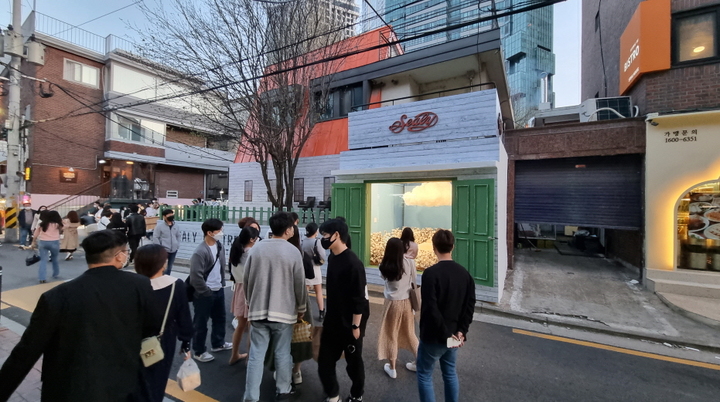 [서울=뉴시스] 성수동에서 운영한 씰리침대 팝업스토어 '씰리 매트리스 팩토리'에 방문객들이 줄을 서고 있다. (씰리침대 제공) 2022.05.17. photo@newsis.com *재판매 및 DB 금지