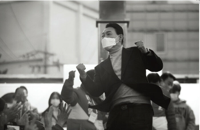 [서울=뉴시스] '윤석열의 길' 수록 사진 (사진=엘컴퍼니 제공) 2022.05.16. photo@newsis.com *재판매 및 DB 금지