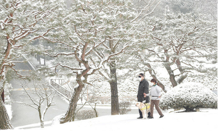 [서울=뉴시스] '윤석열의 길' 수록 사진 (사진=엘컴퍼니 제공) 2022.05.16. photo@newsis.com *재판매 및 DB 금지