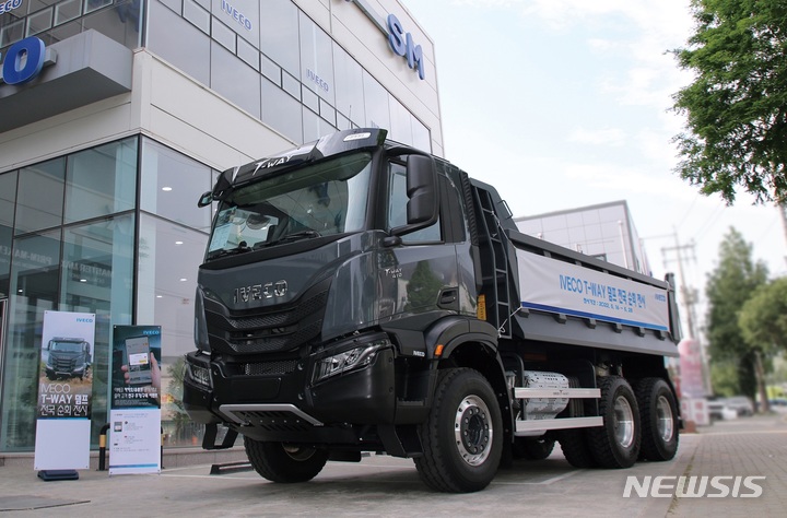 [서울=뉴시스]이탈리아 상용차 브랜드 이베코(IVECO)의 적재중량 15t 대형 덤프트럭 모델 '이베코 T-웨이(T-WAY)' 모습.(사진=이베코그룹코리아 제공) 2022.5.16 photo@newsis.com