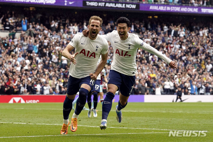 [런던=AP/뉴시스] 과거 잉글랜드 프로축구 프리미어리그(EPL) 토트넘 홋스퍼에서 함께 호흡했던 해리 케인(현 바이에른 뮌헨), 손흥민. 2022.05.16.