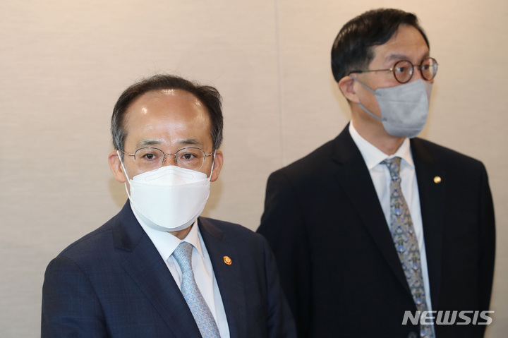 [서울=뉴시스] 이영환 기자 = 추경호(왼쪽) 경제부총리 겸 기획재정부 장관과 이창용 한국은행 총재가 16일 오전 서울 중구 프레스센터에서 열린 조찬 회동에 앞서 취재진의 질문에 답하고 있다. (공동취재사진) 2022.05.16. photo@newsis.com