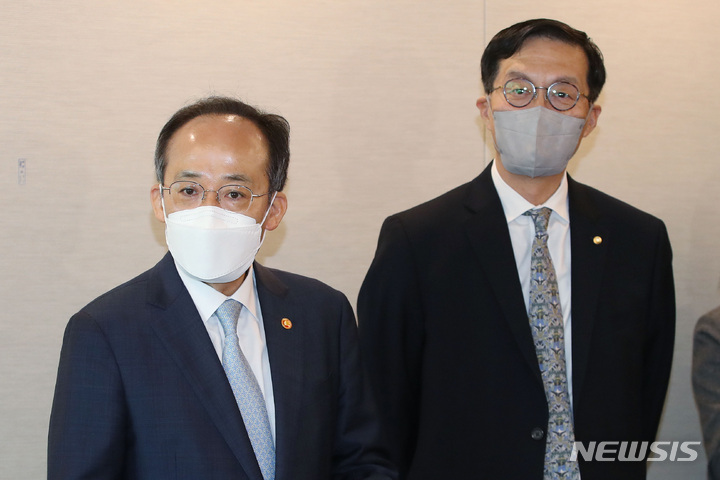 [서울=뉴시스] 이영환 기자 = 추경호(왼쪽) 경제부총리 겸 기획재정부 장관과 이창용 한국은행 총재가 16일 오전 서울 중구 프레스센터에서 열린 조찬 회동에 앞서 취재진의 질문에 답하고 있다. (공동취재사진) 2022.05.16. photo@newsis.com