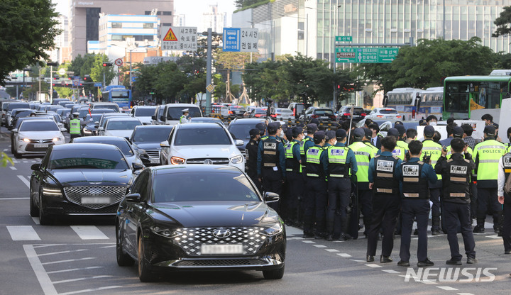 [서울=뉴시스] 권창회 기자 = 전국장애인자별철폐연대 회원들이 16일 오전 서울 용산구 신용산역 인근에서 장애인권리예산 22년 추경반영 촉구 출근길 행진 중 횡단보도를 막고 시위를 해 교통정체가 이어지고 있다. 2022.05.16. kch0523@newsis.com