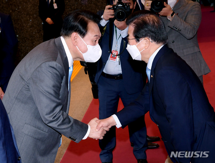 [서울=뉴시스] 김선웅 기자 = 윤석열 대통령이 코로나19 손실보상을 위한 추가경정예산(추경)안 시정연설을 위해 16일 오전 서울 여의도 국회에 도착해 박병석 국회의장과 악수하고 있다. 2022.05.16. photo@newsis.com