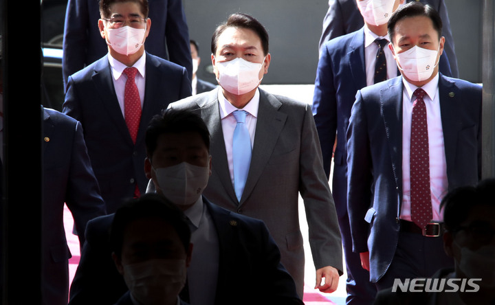 [서울=뉴시스] 김선웅 기자 = 윤석열 대통령이 16일 국회 '추경안 시정연설'을 위해 서울 여의도 국회의사당 현관에 들어서고 있다. (공동취재사진) 2022.05.16. photo@newsis.com