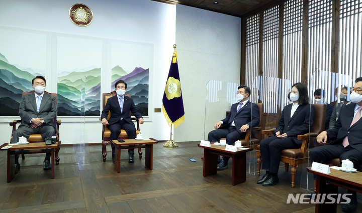 [서울=뉴시스] 홍효식 기자 = 윤석열 대통령이 16일 오전 서울 여의도 국회 접견실에서 시정연설에 앞서 국회의장 및 여야 지도부 사전 환담을 하고 있다. 2022.05.16. yesphoto@newsis.com