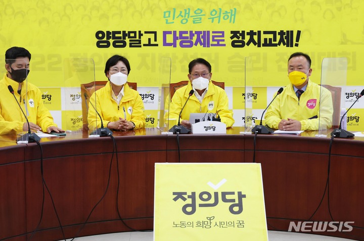 [서울=뉴시스] 전진환 기자 = 정의당 배진교 공동상임선대위원장이 16일 여의도 국회에서 열린 중앙선대위회의에서 발언하고 있다. (공동취재사진) 2022.05.16. photo@newsis.com