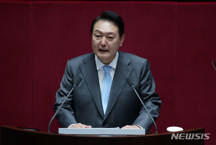 [서울=뉴시스] 홍효식 기자 = 윤석열 대통령이 16일 오전 서울 여의도 국회 본회의장에서 추경안 및 기금운용 계획안의 주요 내용 설명을 위한 시정연설을 하고 있다. 2022.05.16. yesphoto@newsis.com